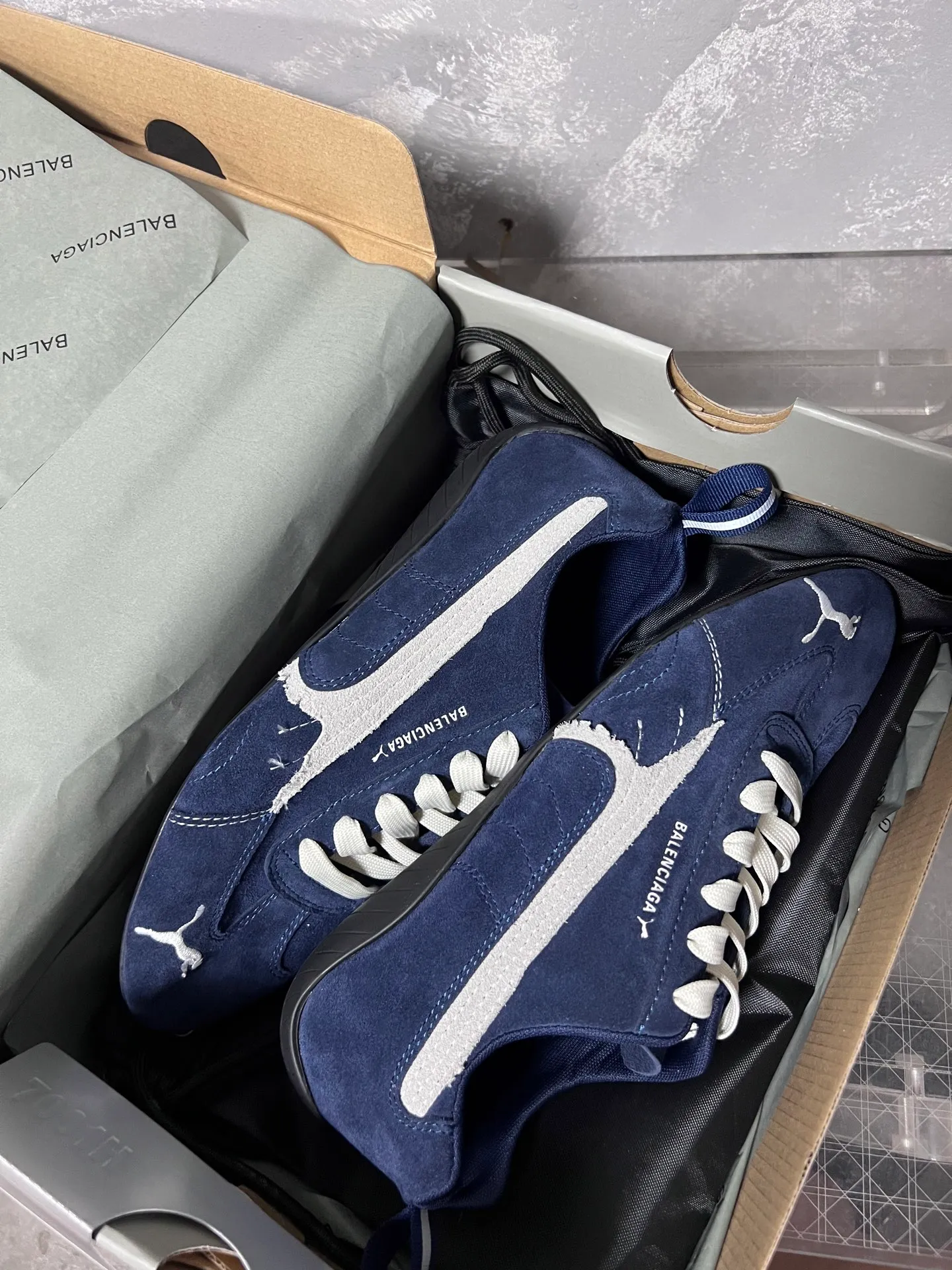 👟👟Ex-factory price 480👟👟 PUMA co-branded Balenciaga: Who knows! This pair of distressed and war-damaged Speedcats are so good-looking. The thin-soled sneakers have been upgraded to 2.0, which destroys the aesthetics of the street. More than half of the classic PUMA stripes on the side of the shoes have been "violently torn". The distressed treatment has a sense of ruined art, and it becomes the focus of the street in seconds! Hot stamping double logo + gold foil size mark on the heel, the details give a high-end feel Code number: 35-44 (45 customized)